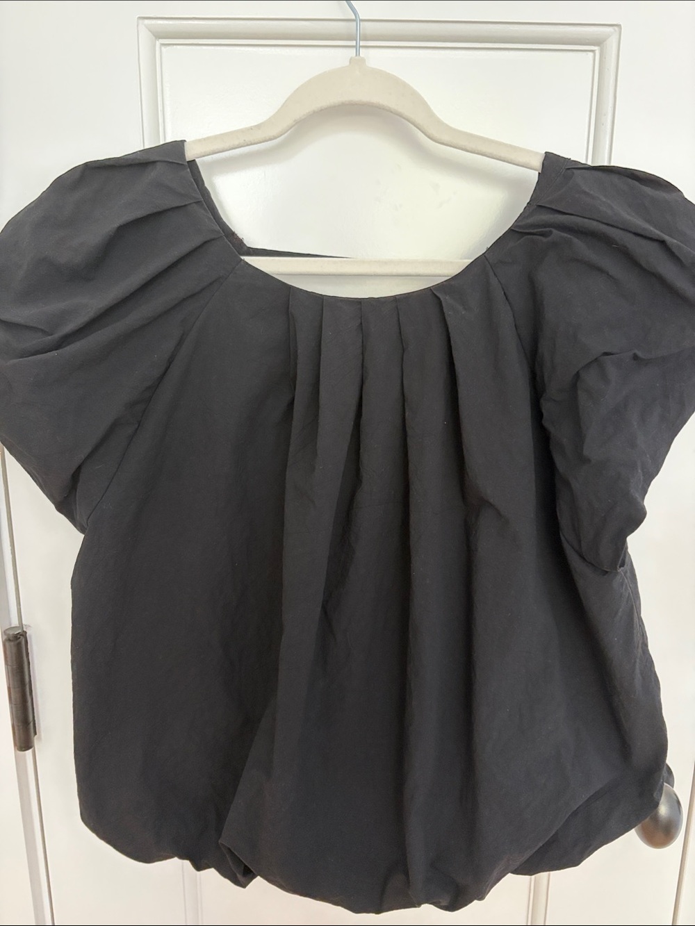Boutique Pinch Bubble top with Scoop neck & flutter sleeves.  Size L
